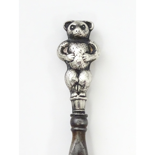 247 - A silver handled shoe horn with teddy bear handle, hallmarked Birmingham 1909. Approx. 5