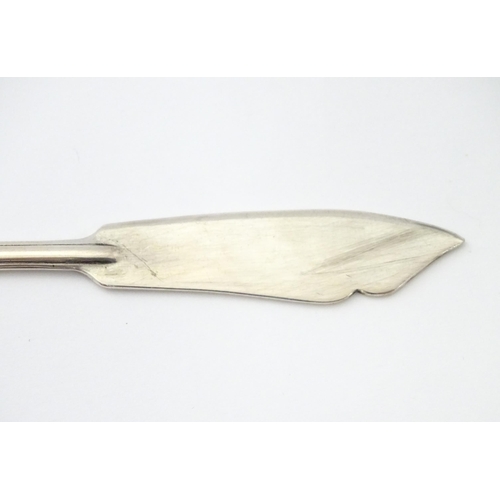 289 - A silver butter knife with abalone / paua detail to handle. Marked STG SIL.  Approx. 5 3/4