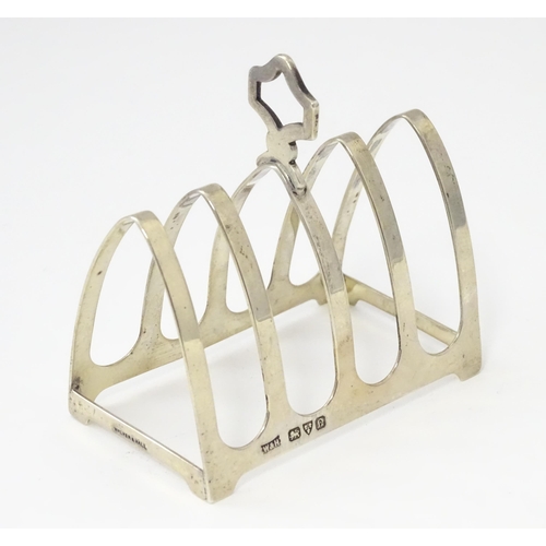 303 - A silver five bar toast rack hallmarked Chester 1938 maker Walker & hall. Approx 3 1/4