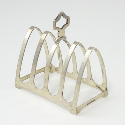 303 - A silver five bar toast rack hallmarked Chester 1938 maker Walker & hall. Approx 3 1/4