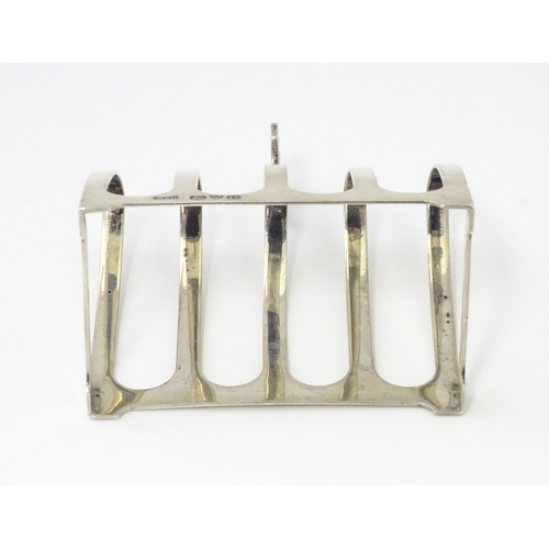 303 - A silver five bar toast rack hallmarked Chester 1938 maker Walker & hall. Approx 3 1/4