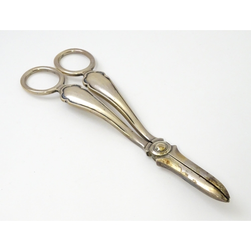 304 - Silver grape shears hallmarked Sheffield 1926 maker Atkin Brothers 7