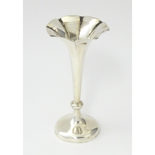 319 - A silver bud vase with flared rim hallmarked London 1900, maker Horace Woodward & Co Ltd. Approx. 4 ... 