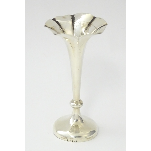 319 - A silver bud vase with flared rim hallmarked London 1900, maker Horace Woodward & Co Ltd. Approx. 4 ... 