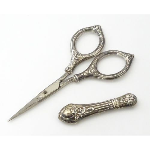 321 - A silver needle case maker Ari D Norman,  together with silver handled scissors. Scissors approx. 4 ... 