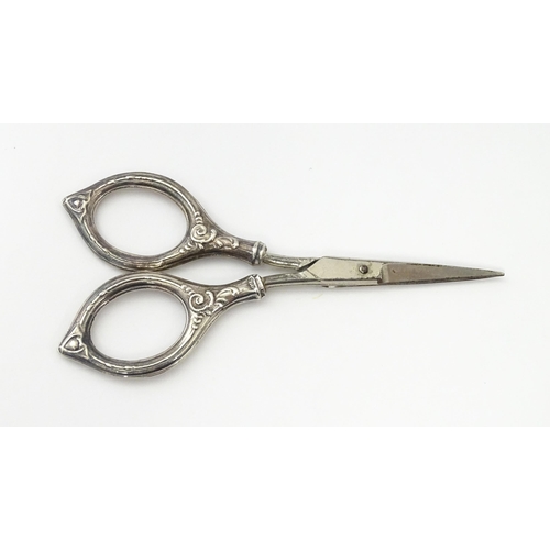 321 - A silver needle case maker Ari D Norman,  together with silver handled scissors. Scissors approx. 4 ... 