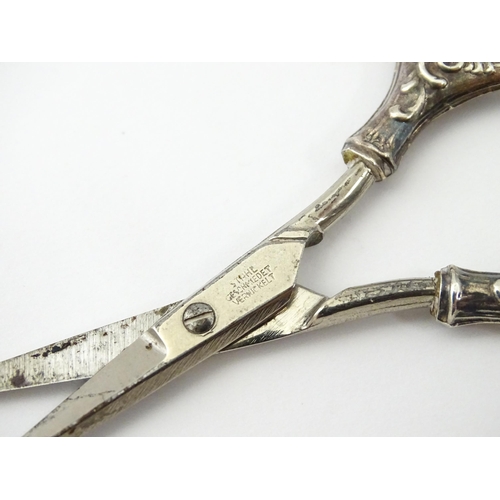 321 - A silver needle case maker Ari D Norman,  together with silver handled scissors. Scissors approx. 4 ... 