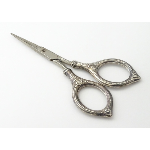 321 - A silver needle case maker Ari D Norman,  together with silver handled scissors. Scissors approx. 4 ... 