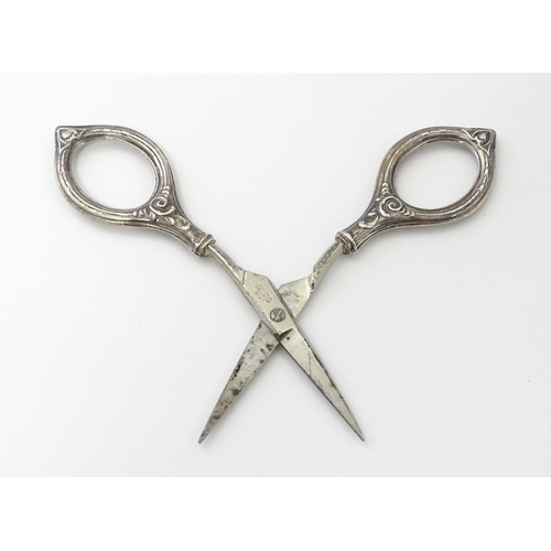 321 - A silver needle case maker Ari D Norman,  together with silver handled scissors. Scissors approx. 4 ... 