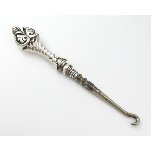 323 - A Victorian small silver handled button hook hallmarked Birmingham 1892, maker Adie & Lovekin Ltd . ... 