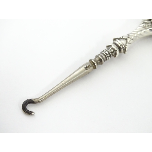 323 - A Victorian small silver handled button hook hallmarked Birmingham 1892, maker Adie & Lovekin Ltd . ... 