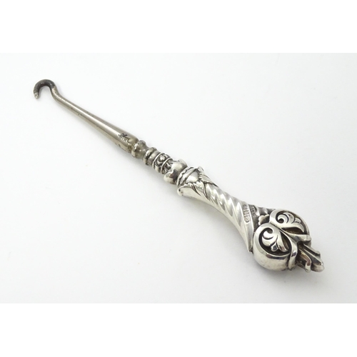 323 - A Victorian small silver handled button hook hallmarked Birmingham 1892, maker Adie & Lovekin Ltd . ... 