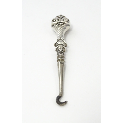 323 - A Victorian small silver handled button hook hallmarked Birmingham 1892, maker Adie & Lovekin Ltd . ... 