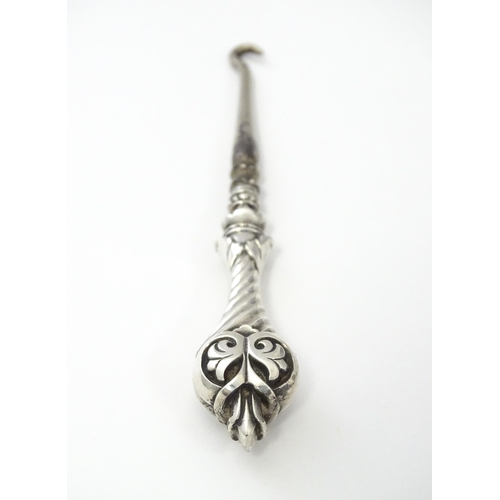 323 - A Victorian small silver handled button hook hallmarked Birmingham 1892, maker Adie & Lovekin Ltd . ... 