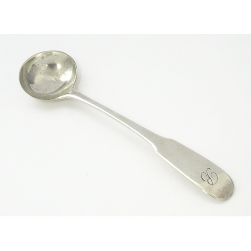 337 - A Scottish silver Fiddle pattern salt spoon hallmarked Edinburgh 1810, maker JM. Approx. 3 3/4