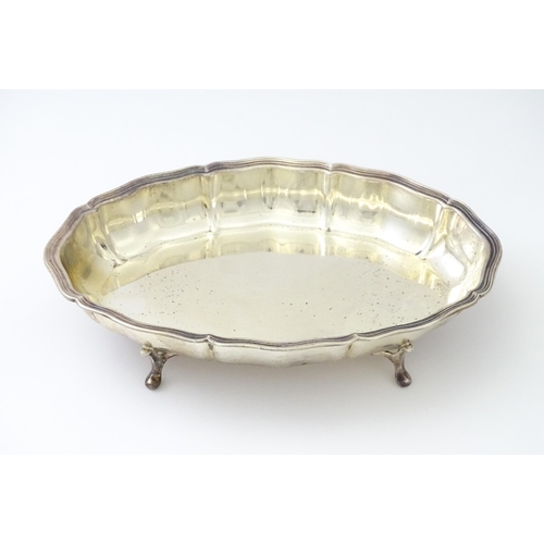 475 - A silver serving dish on four out swept feet, hallmarked Sheffield 1939, maker Viner’s Ltd. Approx. ... 