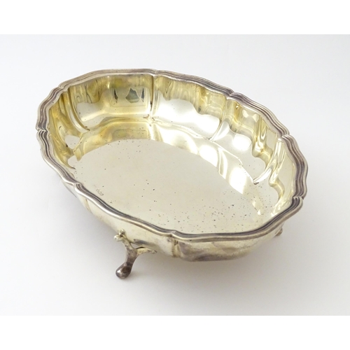 475 - A silver serving dish on four out swept feet, hallmarked Sheffield 1939, maker Viner’s Ltd. Approx. ... 