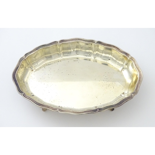 475 - A silver serving dish on four out swept feet, hallmarked Sheffield 1939, maker Viner’s Ltd. Approx. ... 