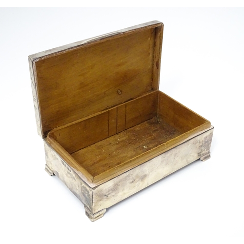 478 - A silver table top cigarette box with engine turned decoration opening to reveal a cedar lined inter... 