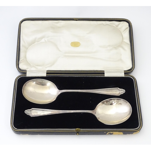 495 - A cased pair of silver fruit servers hallmarked Sheffield 1924, maker Cooper Brothers & Sons Ltd. Ap... 