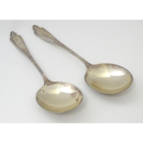 495 - A cased pair of silver fruit servers hallmarked Sheffield 1924, maker Cooper Brothers & Sons Ltd. Ap... 