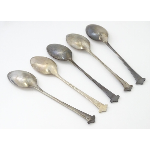 496 - Five silver Onslow pattern teaspoons hallmarked London 1925. Together with matching silver sugar ton... 