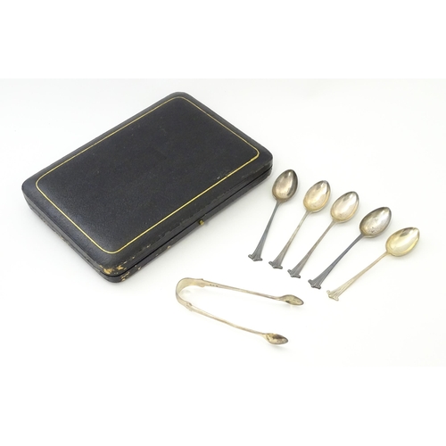 496 - Five silver Onslow pattern teaspoons hallmarked London 1925. Together with matching silver sugar ton... 