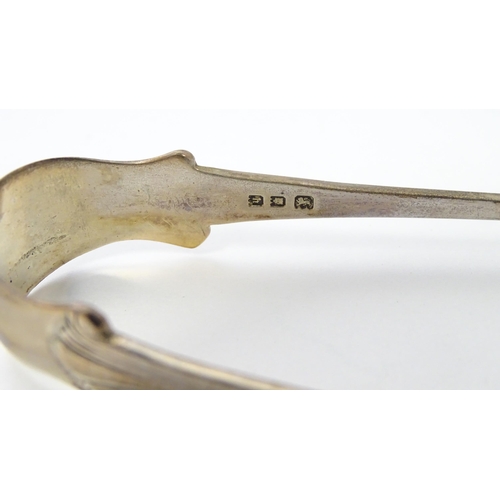 496 - Five silver Onslow pattern teaspoons hallmarked London 1925. Together with matching silver sugar ton... 