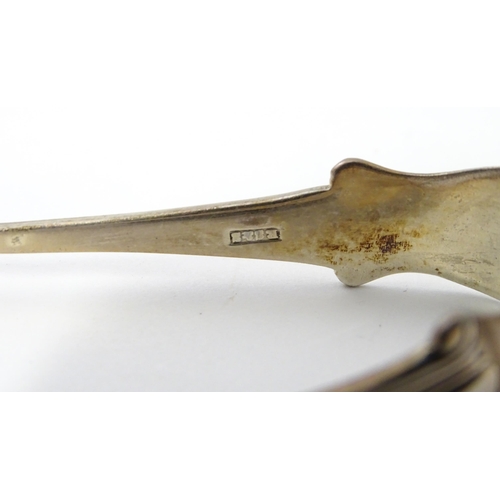 496 - Five silver Onslow pattern teaspoons hallmarked London 1925. Together with matching silver sugar ton... 