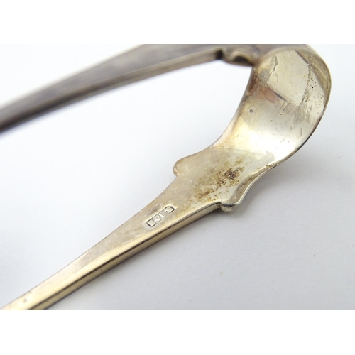 496 - Five silver Onslow pattern teaspoons hallmarked London 1925. Together with matching silver sugar ton... 