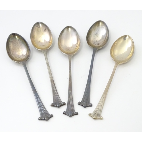 496 - Five silver Onslow pattern teaspoons hallmarked London 1925. Together with matching silver sugar ton... 