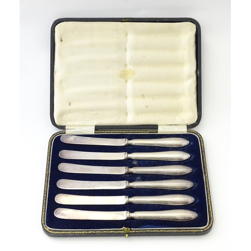 497 - A set of six silver plate handled tea knives. Cased. Case approx. 8 1/4