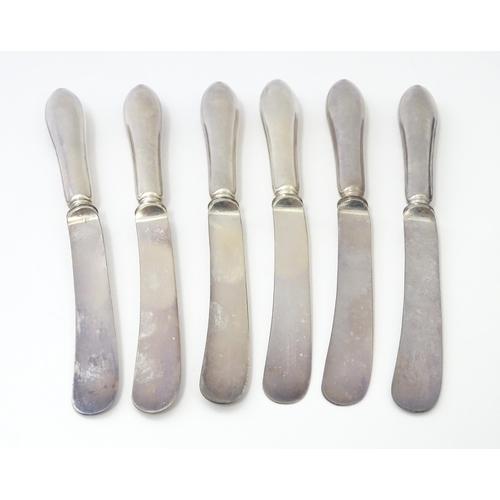 497 - A set of six silver plate handled tea knives. Cased. Case approx. 8 1/4