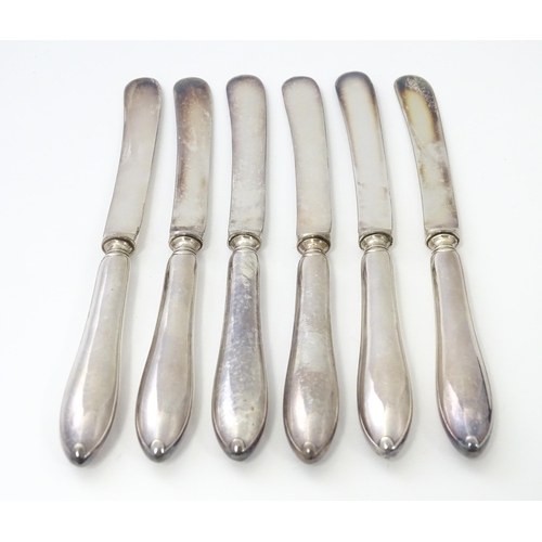 497 - A set of six silver plate handled tea knives. Cased. Case approx. 8 1/4