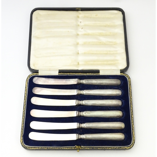 498 - A set of six silver handled tea knives hallmarked Sheffield 1926, maker Hawksworth, Eyre & Co. Cased... 