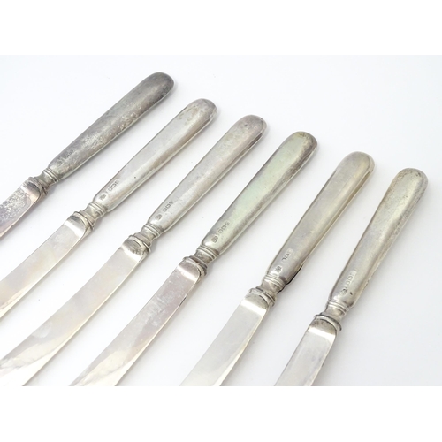 498 - A set of six silver handled tea knives hallmarked Sheffield 1926, maker Hawksworth, Eyre & Co. Cased... 