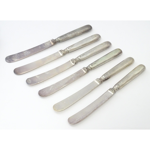 498 - A set of six silver handled tea knives hallmarked Sheffield 1926, maker Hawksworth, Eyre & Co. Cased... 