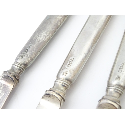 498 - A set of six silver handled tea knives hallmarked Sheffield 1926, maker Hawksworth, Eyre & Co. Cased... 