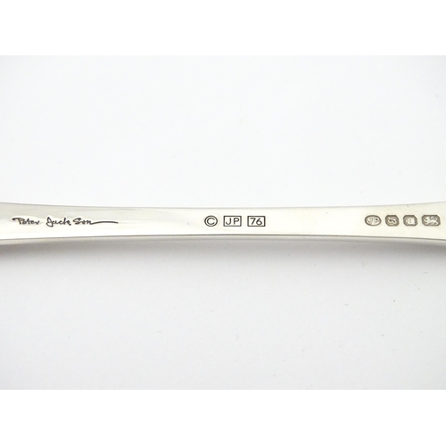 507 - A silver teaspoon 'The 1976 John Pinches Christmas Spoon', hallmarked London 1976, maker John Pinche... 