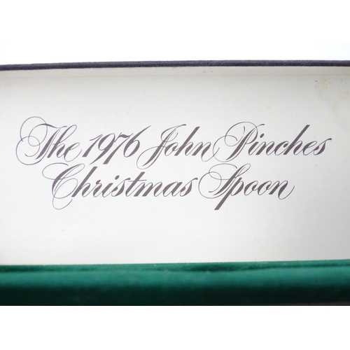 507 - A silver teaspoon 'The 1976 John Pinches Christmas Spoon', hallmarked London 1976, maker John Pinche... 