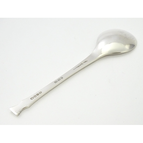 507 - A silver teaspoon 'The 1976 John Pinches Christmas Spoon', hallmarked London 1976, maker John Pinche... 