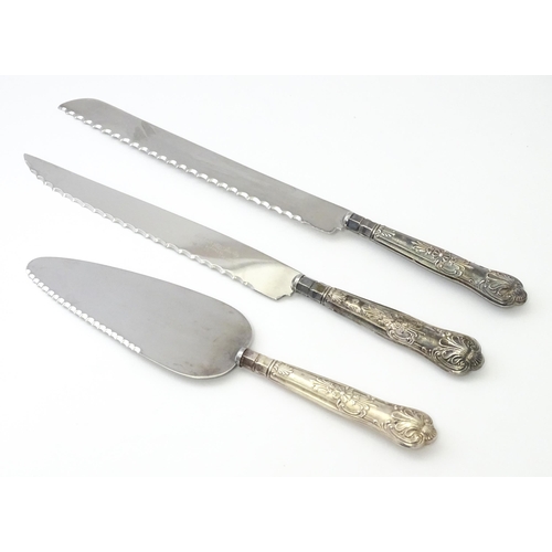 440 - A three piece silver handled Kings pattern serving set comprising two cake / bread knives and a pie ... 