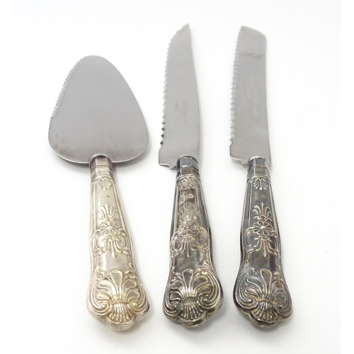 440 - A three piece silver handled Kings pattern serving set comprising two cake / bread knives and a pie ... 