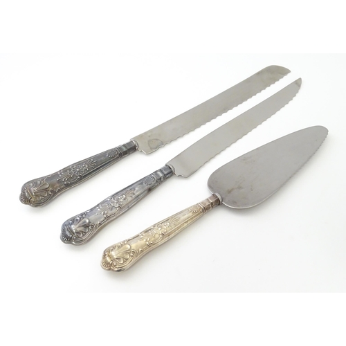 440 - A three piece silver handled Kings pattern serving set comprising two cake / bread knives and a pie ... 