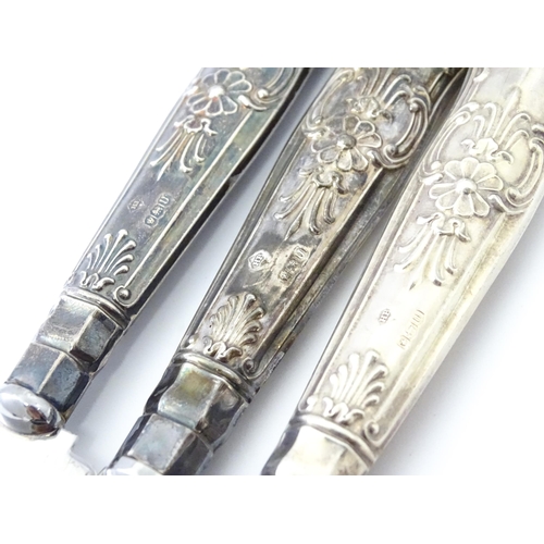 440 - A three piece silver handled Kings pattern serving set comprising two cake / bread knives and a pie ... 