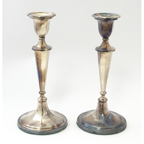 462 - A pair of silver candlesticks hallmarked Sheffield 1978, maker Roberts & Belk Ltd. Approx. 8 1/4