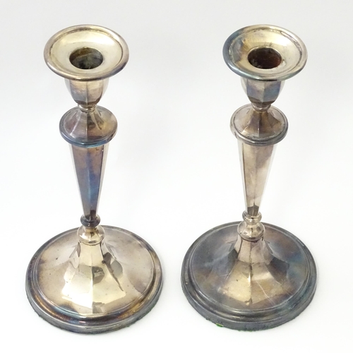 462 - A pair of silver candlesticks hallmarked Sheffield 1978, maker Roberts & Belk Ltd. Approx. 8 1/4