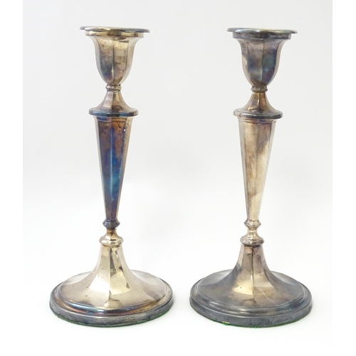 462 - A pair of silver candlesticks hallmarked Sheffield 1978, maker Roberts & Belk Ltd. Approx. 8 1/4