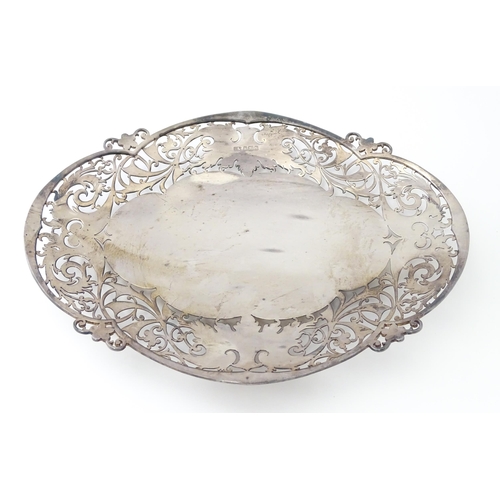 466 - A silver dish with pierced openwork decoration, hallmarked Sheffield 1960, maker Viner’s Ltd. Approx... 