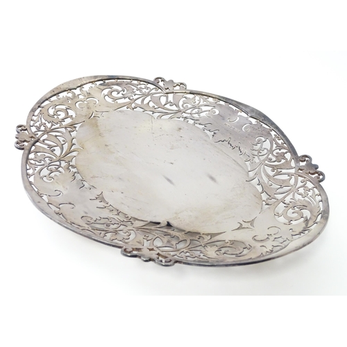 466 - A silver dish with pierced openwork decoration, hallmarked Sheffield 1960, maker Viner’s Ltd. Approx... 